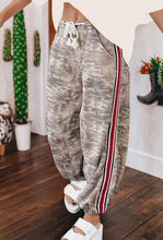 Load image into Gallery viewer, Camo Joggers / khaki